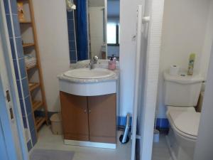 une salle de bain avec un lavabo et des toilettes dans l'établissement Les Tuileries, à Ponteyraud