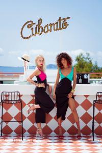 dwie kobiety stojące obok siebie na łodzi w obiekcie Cubanito Ibiza w mieście San Antonio