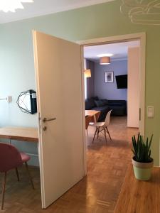 uma porta aberta para uma sala de estar com uma mesa em Terrace by BestChoice - FREE Parking - Self Check-in em Graz
