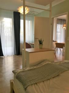 ein Schlafzimmer mit einem Bett und einem Tisch in einem Zimmer in der Unterkunft Terrace by BestChoice - FREE Parking - Self Check-in in Graz