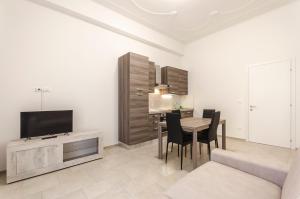 - une cuisine et une salle à manger avec une table et des chaises dans l'établissement S.Felice Apartments, à Bologne