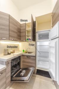 La cuisine est équipée d'un réfrigérateur ouvert et d'un évier. dans l'établissement S.Felice Apartments, à Bologne