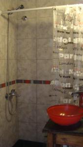 y baño con lavabo rojo y ducha. en PH Parque Luro en Mar del Plata