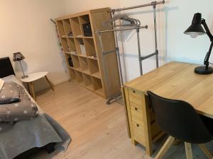Schlafzimmer mit einem Schreibtisch, einem Stuhl und einem Bett in der Unterkunft B&B Apartment Rødekro in Rødekro