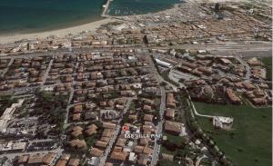 uma vista aérea de uma cidade ao lado da praia em B&B Villa Pini em Civitanova Marche