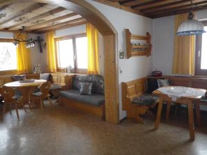 una sala de estar con un sofá y una mesa en Landhaus Weiss, en Sankt Martin am Tennengebirge