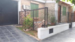 una cerca negra frente a una casa en Casa con Piscina in 