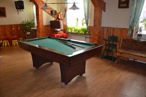 聖凱薩琳的住宿－Jodełka，客厅配有台球桌