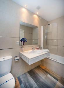 イスラ・カネラにあるLeo Canelaのバスルーム(洗面台、トイレ、鏡付)