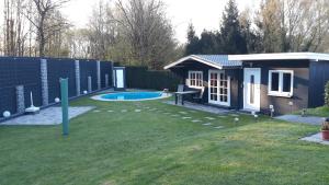 a backyard with a small house with a pool at FeWo Meyer mit privatem Pool & Gartensauna in Mähren