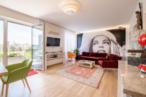 una sala de estar con un mural de una mujer en Skyflats Vienna Ring View en Viena