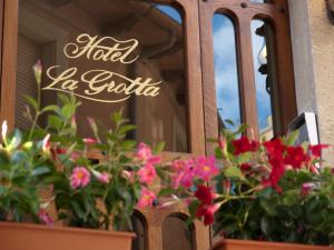a sign in the window of a flower shop at La Grotta Hotel in San Marino