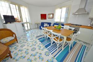 托雷瓦多的住宿－Casa Baia vista mare，厨房以及带桌椅的用餐室。