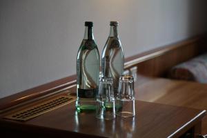 zwei Flaschen und zwei Gläser auf dem Tisch. in der Unterkunft Schützen Hotel & ConceptStore in Meersburg