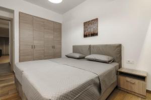 Кровать или кровати в номере Oresteia Downtown Apartment