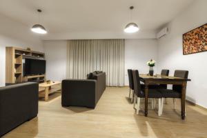 TV a/nebo společenská místnost v ubytování Oresteia Downtown Apartment