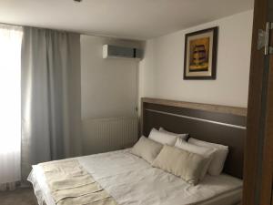 Llit o llits en una habitació de Gros Hotel - Leskovac