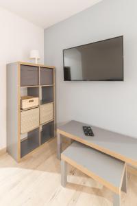 Televízia a/alebo spoločenská miestnosť v ubytovaní Apartamenty W Starym Ogrodzie