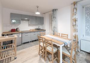 Kuchyňa alebo kuchynka v ubytovaní Apartamenty W Starym Ogrodzie