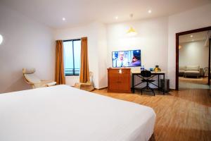 TV a/nebo společenská místnost v ubytování BM Beach Hotel