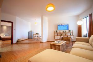 TV a/nebo společenská místnost v ubytování BM Beach Hotel