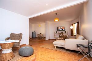TV a/nebo společenská místnost v ubytování BM Beach Hotel