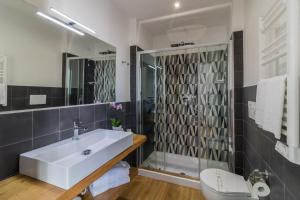 A bathroom at OTTO Rooms & Photogallery