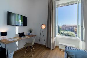 A television and/or entertainment centre at OTTO Rooms & Photogallery