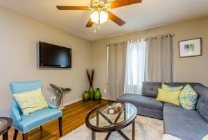 TV a/nebo společenská místnost v ubytování The Blue Door Bungalow - Luxury Home Downtown Houston