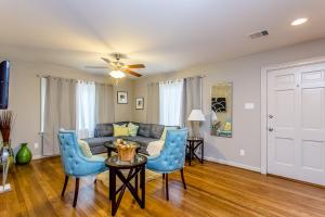 אזור ישיבה ב-The Blue Door Bungalow - Luxury Home Downtown Houston