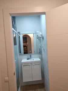 A bathroom at Hostal Restaurante Cornella