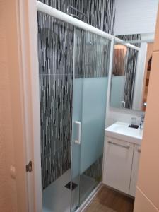 A bathroom at Hostal Restaurante Cornella