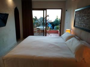 Postel nebo postele na pokoji v ubytování Beach Hotel Dos Mares
