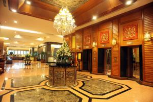a lobby with a fountain in the middle of a building at Furama Chiang Mai in Chiang Mai +48 photos
