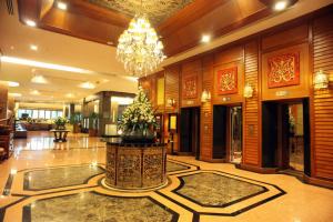 a lobby with a fountain in the middle of a building at Furama Chiang Mai in Chiang Mai