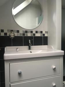 un bagno con un lavandino bianco e uno specchio di 2 Caragh Glen a Killorglin Altre 34 foto
