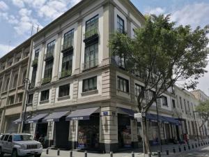 un edificio en una calle con un coche aparcado delante en My Place Donceles, en Ciudad de México