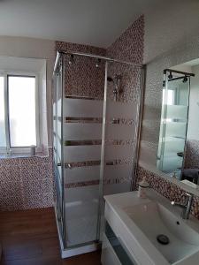 W łazience znajduje się prysznic i umywalka. w obiekcie Modern Family Flat Málaga w Maladze