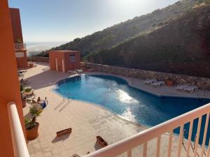 balcone con vista sulla piscina. di Playa Paraiso Ocean Front a Costa Calma