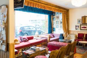 a living room with a couch and a table at Pars Teatro Hostel in Barcelona