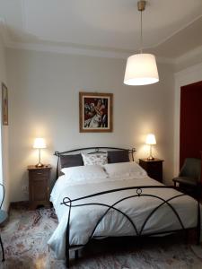 een slaapkamer met een groot bed met 2 lampen bij B&B A spasso per Torino in Turijn