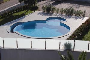 an overhead view of a swimming pool in a yard at Apartmani Uwe in Banjole