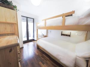 a bedroom with two bunk beds and a desk at L'Atelier du Temps - PanoramAlps Apartment in Courmayeur