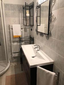 een badkamer met een wastafel en een spiegel bij Villa del Sol in Zoagli