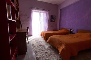 Säng eller sängar i ett rum på Big family house in Mesochoria village