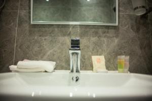 ein Waschbecken mit einem Wasserhahn darüber in der Unterkunft Hôtel Millennium Kamissa in Bamako