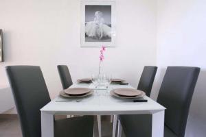 カンヌにあるCannes design vue merのテーブル(椅子付)、白いテーブル(花瓶付)