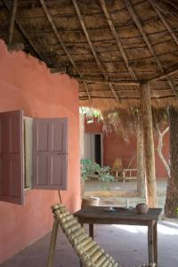 Habitación con mesa y pared con ventana en Campement île d'Egueye en Diakène Ouolof