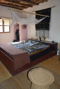 um quarto com uma cama grande num quarto em Campement île d'Egueye em Diakène Ouolof