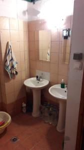 uma casa de banho com 2 lavatórios e um espelho em Koromilia refuge em Díon